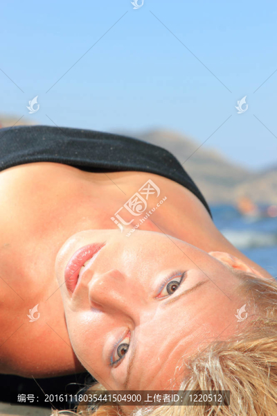 海邊的年輕女人