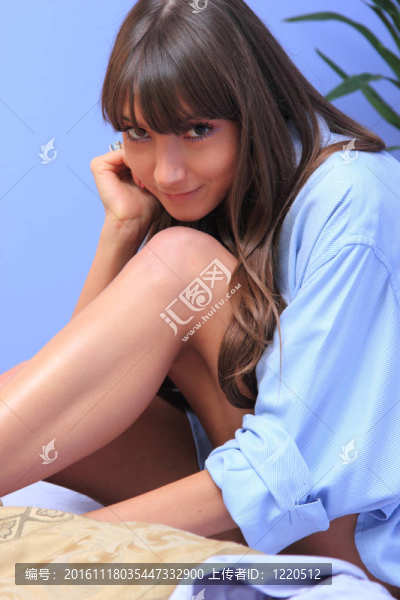 在床上的黑發(fā)女孩