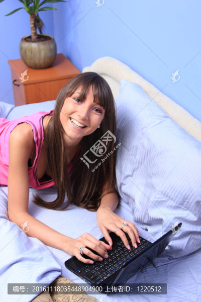 躺在床上的女人用筆記本電腦