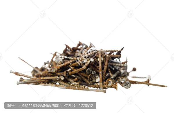 白色背景上生銹的釘子
