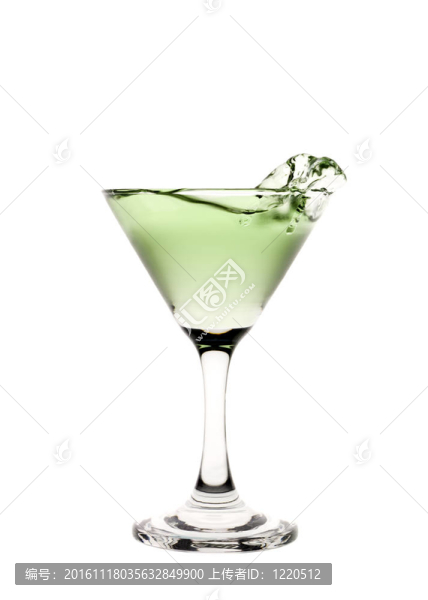 綠色液體飛濺在馬蒂尼玻璃。