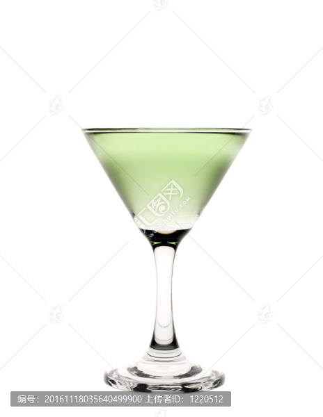 帶有綠色液體的雞尾酒杯。