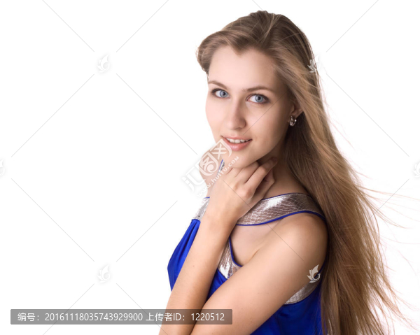 一個美麗的女人在風(fēng)中飄動的頭發(fā)肖像