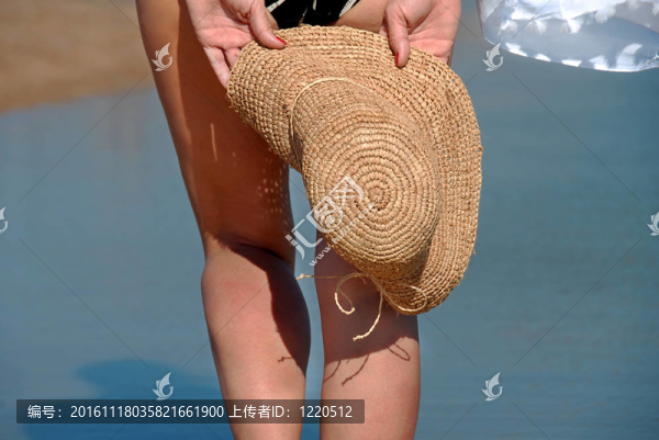 女人背上的稻草帽