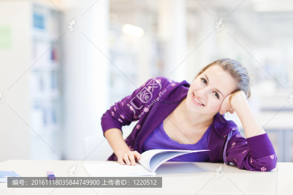 年輕漂亮的大學(xué)生在圖書館（淺景深；顏色色調(diào)的圖像）