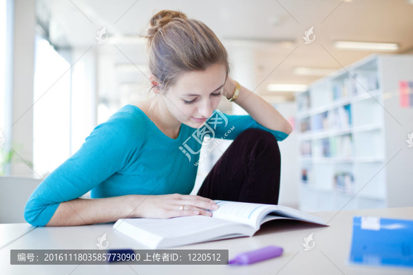 年輕漂亮的大學(xué)生在圖書館（淺景深；顏色色調(diào)的圖像）