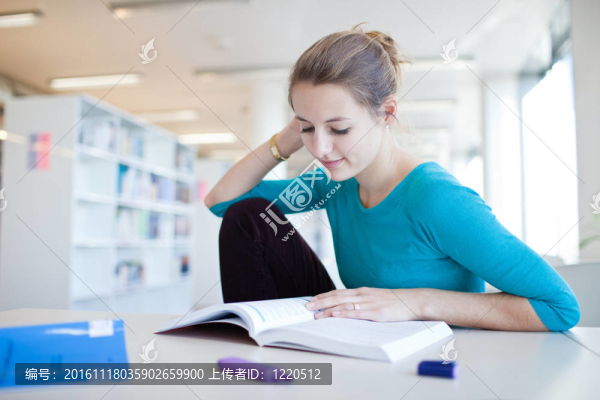 年輕漂亮的大學(xué)生在圖書館（淺景深；顏色色調(diào)的圖像）