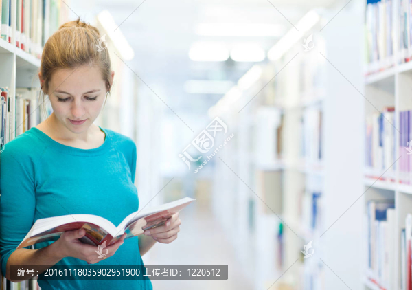 年輕漂亮的大學(xué)生在圖書館（淺景深；顏色色調(diào)的圖像）