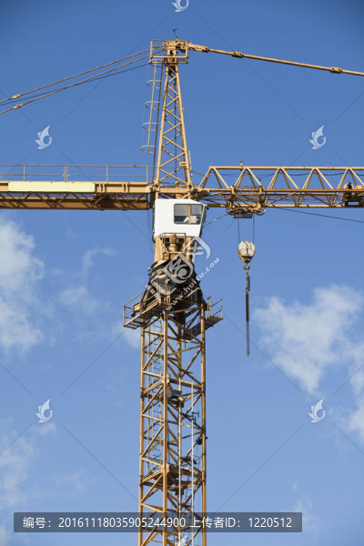 朝向藍天的建筑起重機
