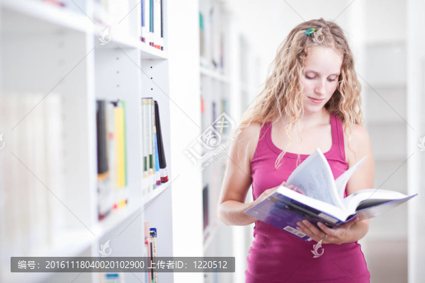 漂亮的女大學生在圖書館（淺景深；顏色色調(diào)的圖像）