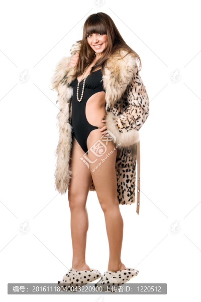 頑皮的女人穿著豹外套和房子拖鞋