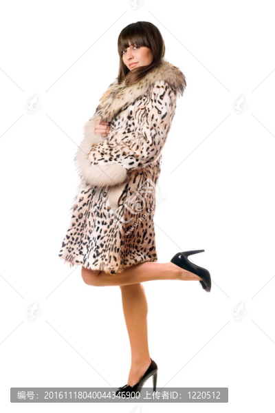 年輕的女人站在一條腿