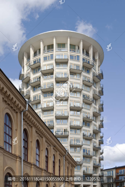 走向藍天的現(xiàn)代建筑