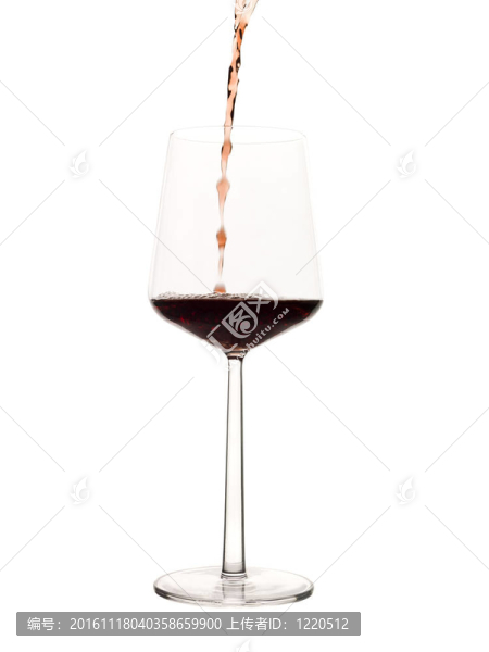 把紅葡萄酒放在玻璃上