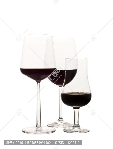 白色背景上的三杯紅葡萄酒