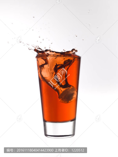 飛濺在一杯紅檸檬水