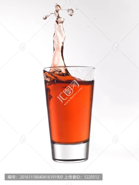 飛濺在一杯紅檸檬水