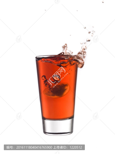 飛濺在一杯紅檸檬水