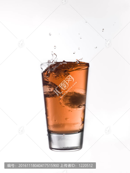 飛濺在一杯紅檸檬水
