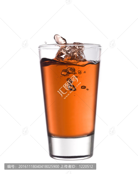 飛濺和泡沫在一杯紅檸檬水