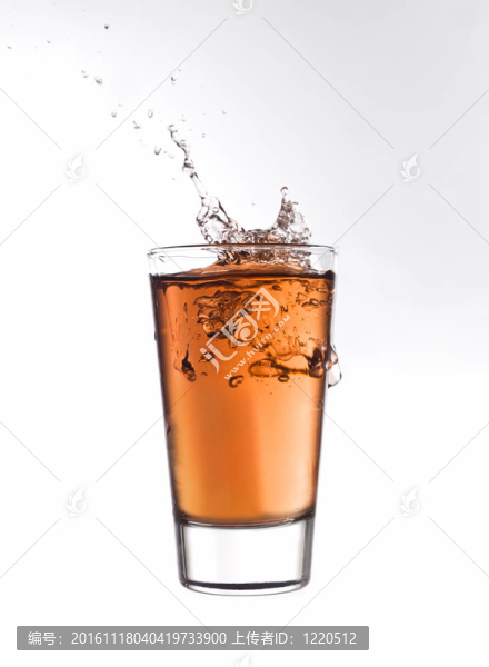 飛濺在一杯紅檸檬水