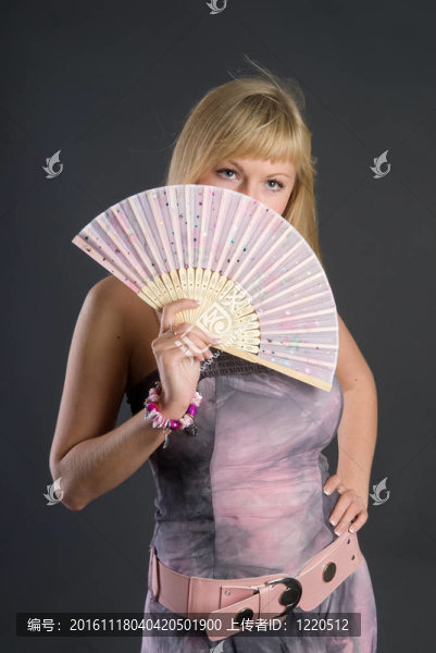 美麗的年輕女子與球迷