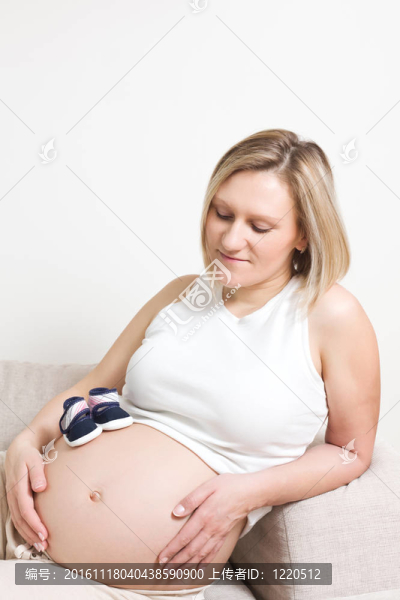 孕婦坐在沙發(fā)上