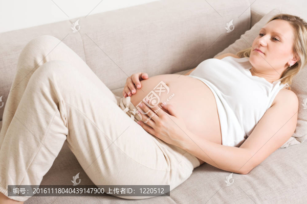 孕婦坐在沙發(fā)上