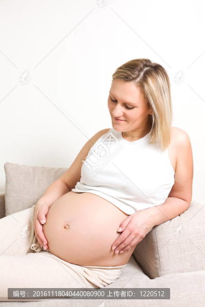 孕婦坐在沙發(fā)上