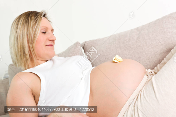孕婦坐在沙發(fā)上