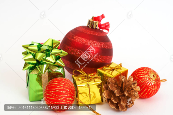 紅色的圣誕裝飾品和其他裝飾品