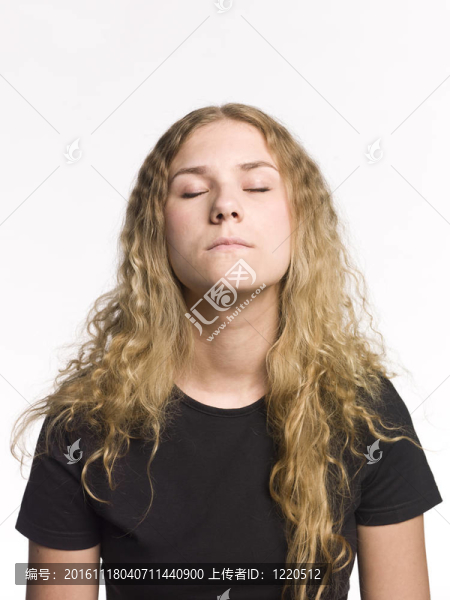 一個(gè)女人閉著眼睛的肖像