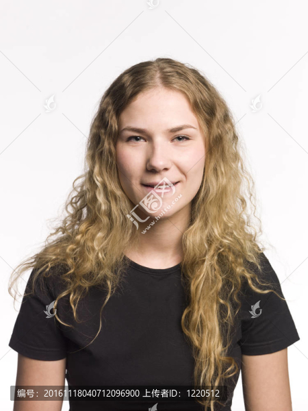 一個(gè)白人背景的年輕女人的肖像