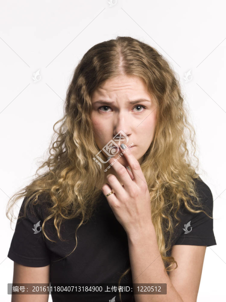 一個(gè)手指在她嘴上的女人的肖像