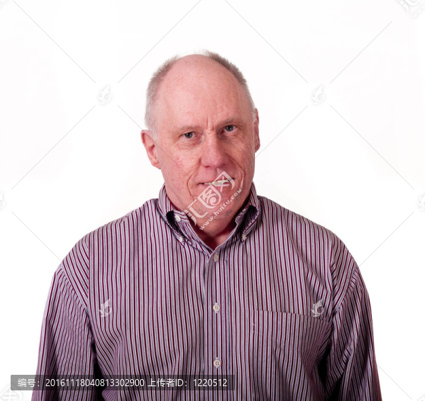 年紀(jì)大的禿頭男人穿著條紋襯衫笑著頭到一邊