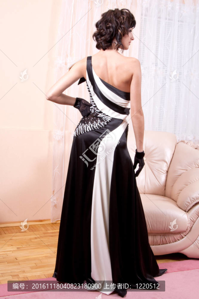 穿黑衣服和白衣服的女人