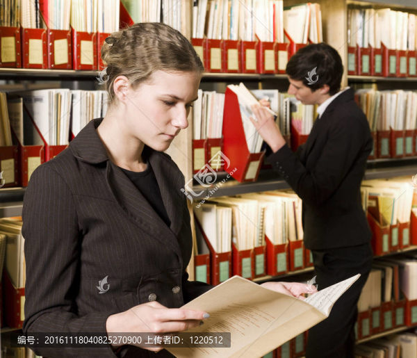 兩個女人在一個圖書館
