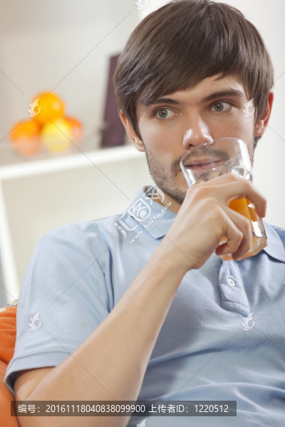 男子喝橙汁