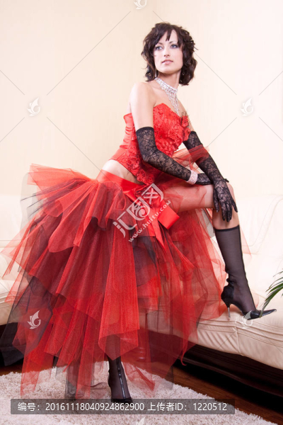 穿紅裙子的女人