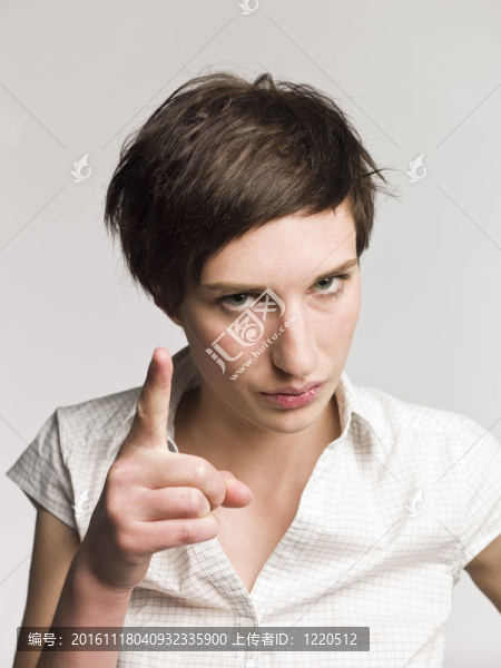 用手指指著一個(gè)嚴(yán)肅女人的肖像