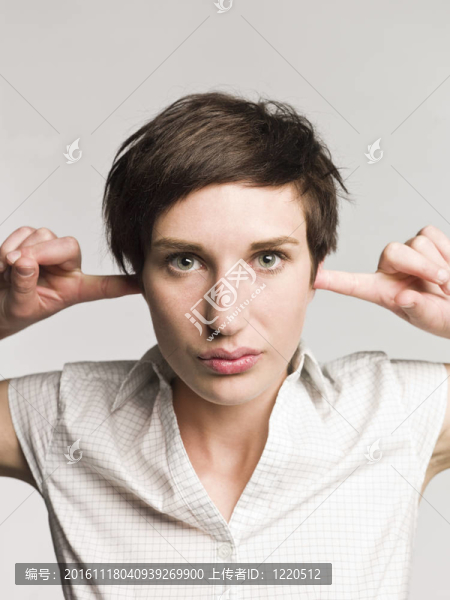 一個戴著手指的女人的肖像