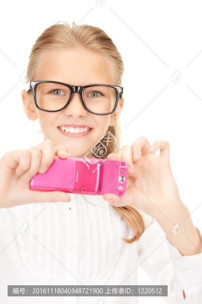 用手機拍照的快樂女孩