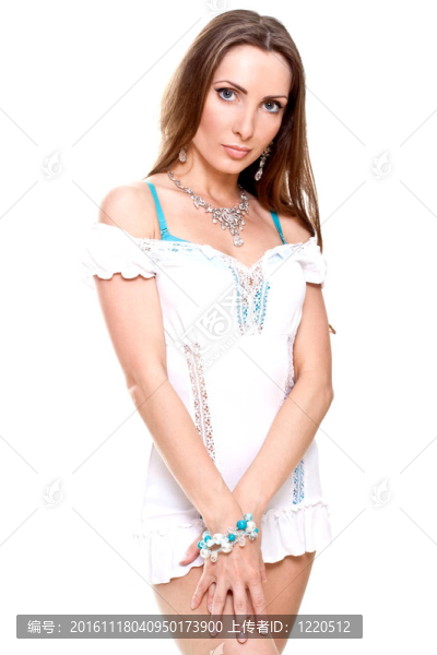穿著白色連衣裙的漂亮女人