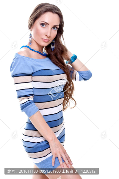 穿著條紋連衣裙的漂亮女人