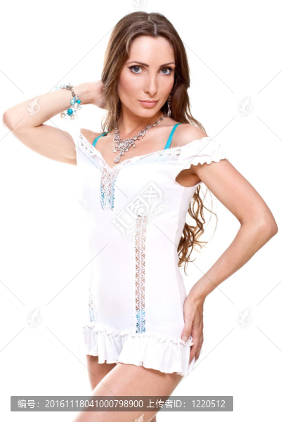 穿著白色連衣裙的漂亮女人