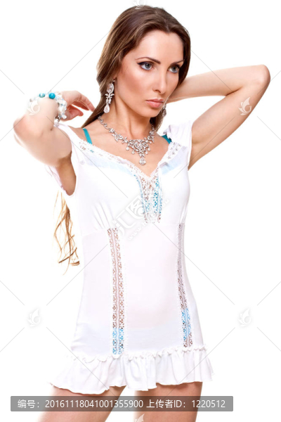 穿著白色連衣裙的漂亮女人