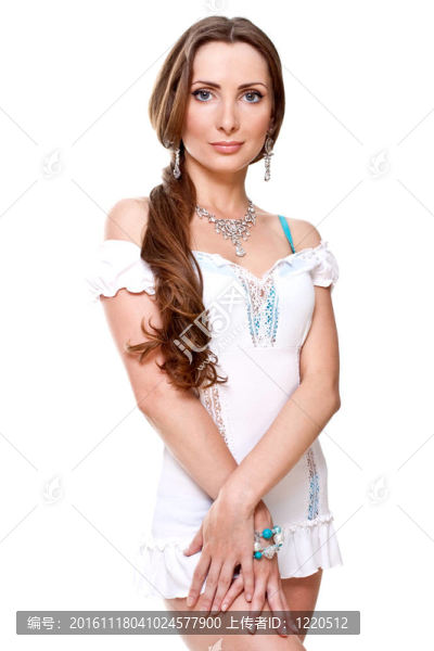 穿著白色連衣裙的漂亮女人