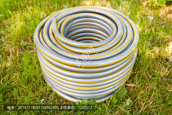 綠色草地上的灰色塑料水管
