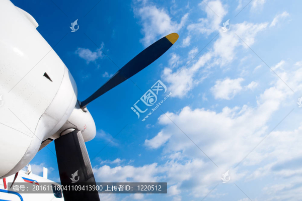 藍(lán)天飛機(jī)飛機(jī)的黑色翅膀