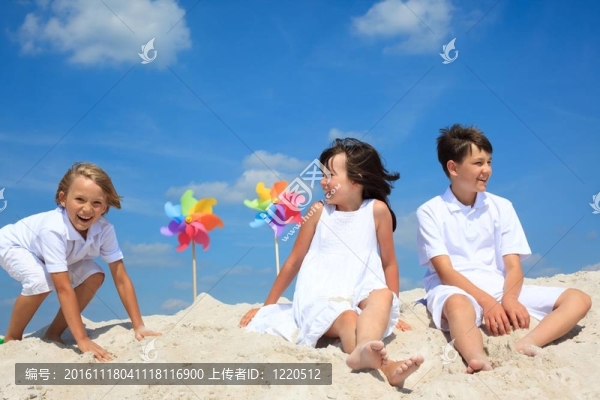 孩子們在沙灘上玩耍